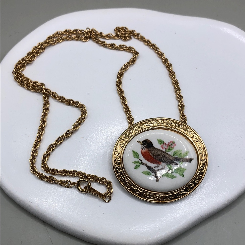 Vintage Avon Welcoming of Spring The Robin Pendant Chain Necklace Gold Tone - Picture 2 of 6